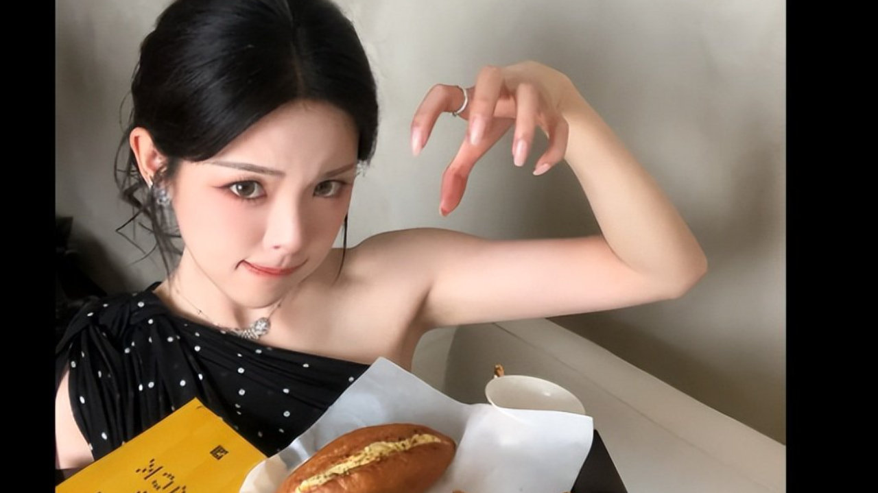 杨超越单肩波点黑裙，乌黑盘发，少女感十足！