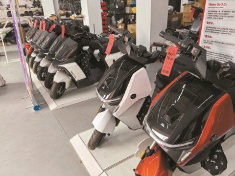 “抬旧贬新”，车行加价卖旧标车