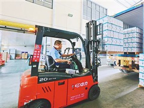 日产50吨椰奶产品走俏市场