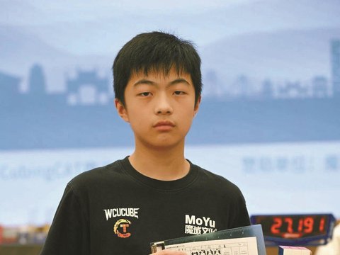 平均6.99秒
宁波13岁魔方少年
打破世界纪录