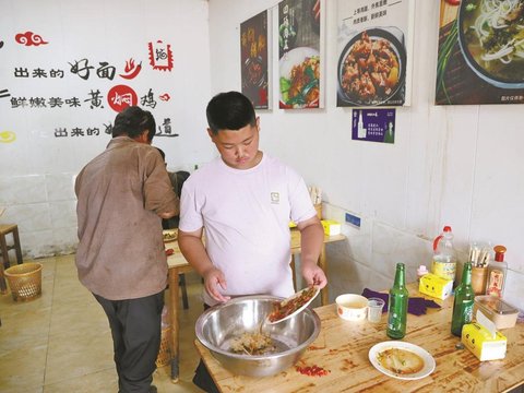11岁男孩在店里帮父母干活