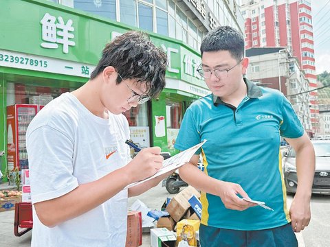 清涧县高考录取通知书投递正忙