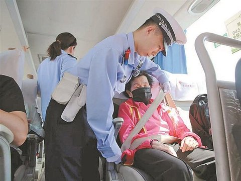 哈市交管保障客运安全