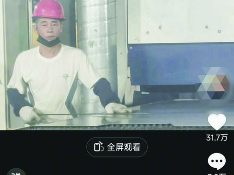 福州一工人撞脸陈小春