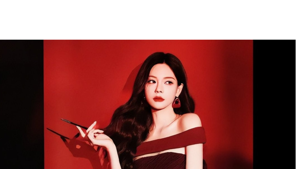 沈梦辰红色长裙亮相，美腿香肩，又美又飒！