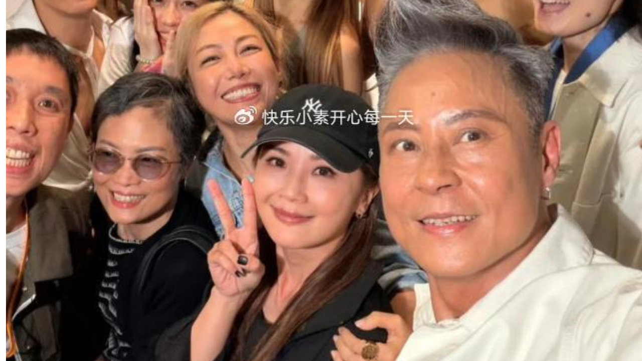 蔡卓妍婚后首现身，戴结婚戒指状态好，笑容不断很幸福