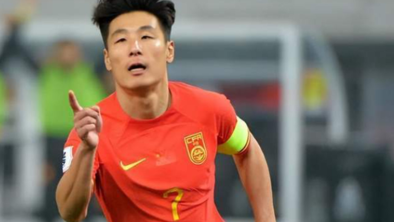 一场2-1让武磊迎来久违爆发，邵佳一该不该重新起用他？最好让位
