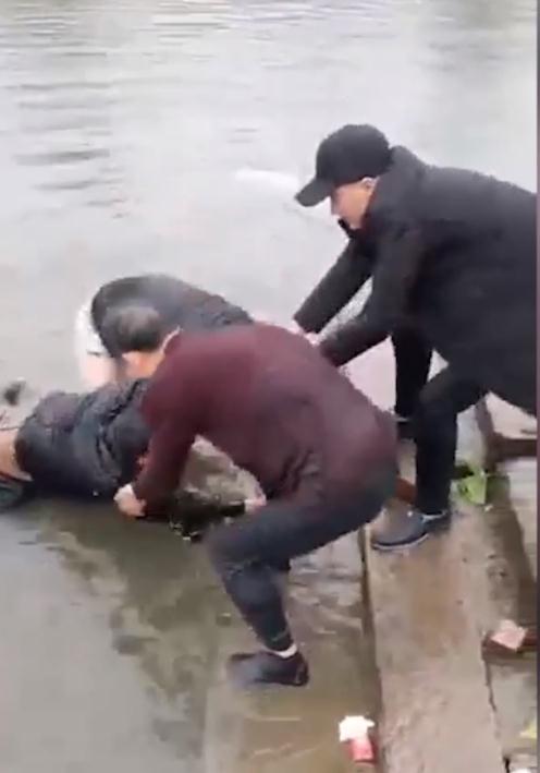 找到了!正月初一跳河救人的俩温州人:六旬老农和80后党员!休闲区蓝鸢梦想 - Www.slyday.coM 找到了!正月初一跳河救人的俩温州人:六旬老农和80后党员!休闲区蓝鸢梦想 - Www.slyday.coM