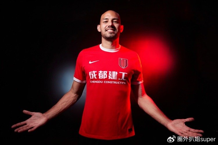 媒体集体破防，怒喷中足联搞人，成都外援侮辱性动作，球迷：该罚