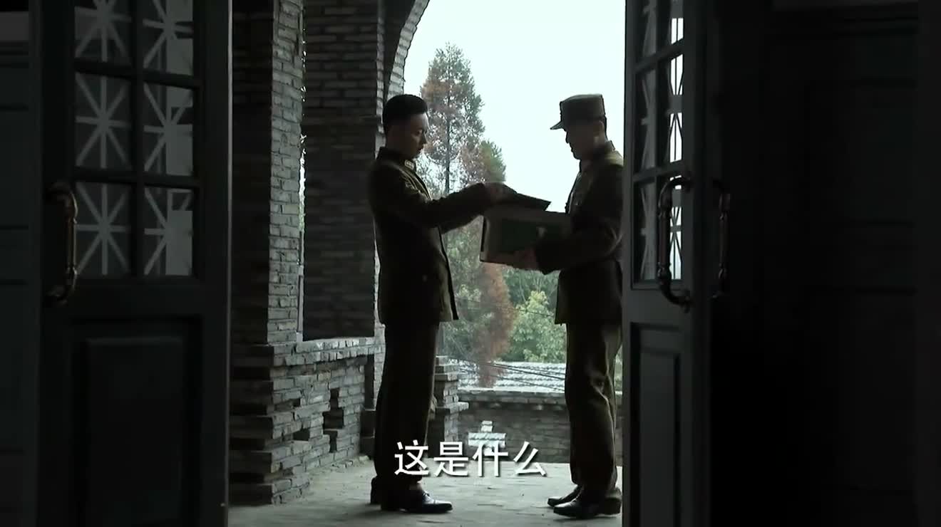 伪装者明楼太宠弟弟送来一箱牛肉罐头可惜明台还蒙在鼓里
