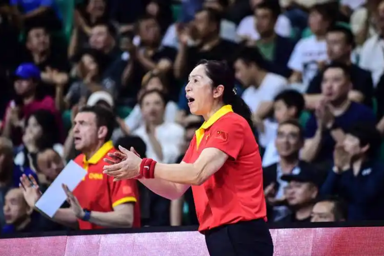 官宣，中国女篮新帅上任，67岁，男篮名宿，郑薇正式卸任