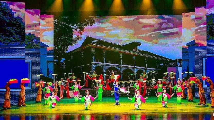 大型红色杂技剧《追随》遵义震憾上演　技艺、剧情交融谱写信仰华章