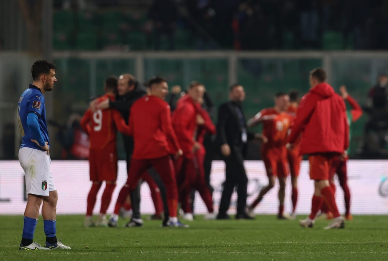 毁灭性打击！曼奇尼缔造队史耻辱纪录，球迷：意大利比国足更惨