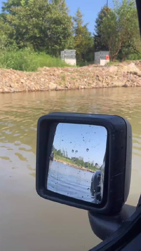 男子涉水越野遇险，牧马人紧急救援