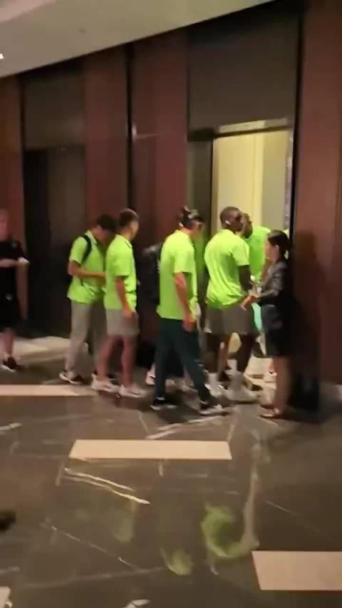 王刚张玉宁与球迷冲突全程：被挑衅后从电梯冲出来与球迷对喷