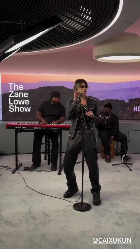 蔡徐坤做客The Zane Lowe Show,宣传新专辑《KUN》并带来现场演出,身穿古驰古董皮衣