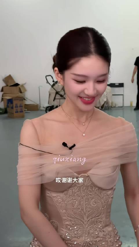 和露说下次见 露思主动cue工作人员下次是什么时候她也很爱跟可露丽们见面呀！