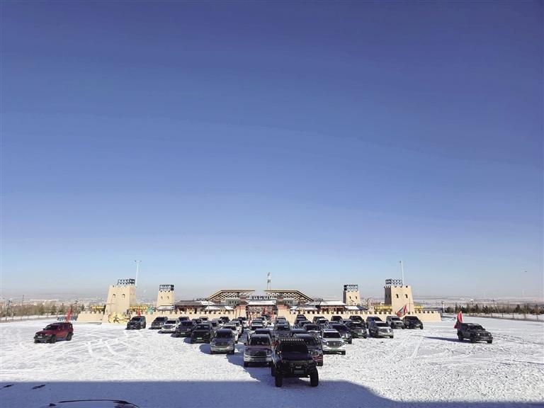 百人越野车队穿越大青山赏雪景