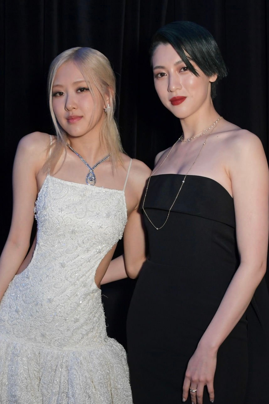 rosé朴彩英今日伦敦出席活动 白色露腰长裙配以清雅