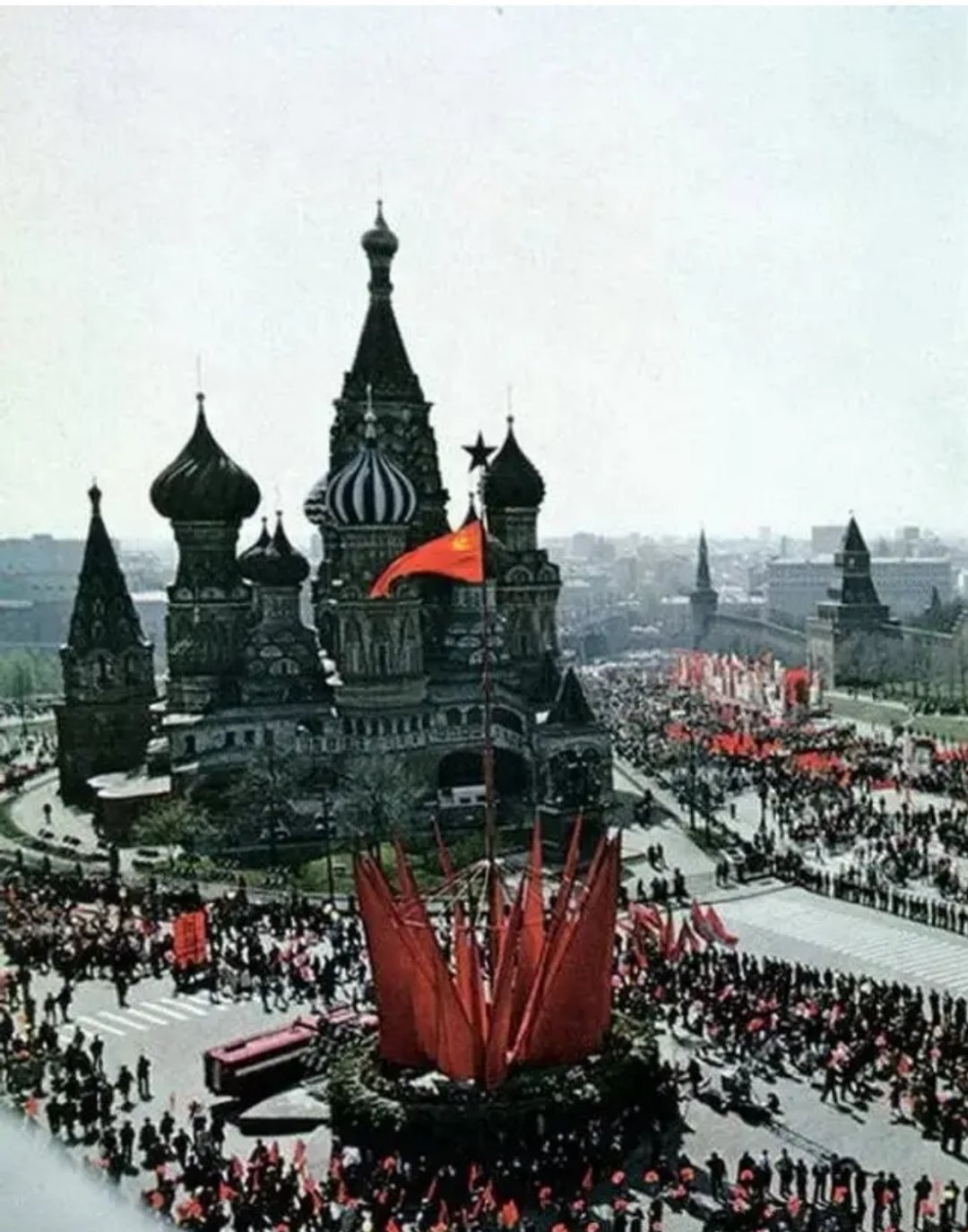 1991年,存在时间近70年的超级大国苏联,轰然倒塌,一分为十五