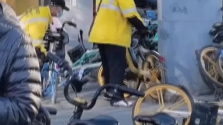 美团单车员工猛摔竞争品牌单车黄色单车被整齐摆在旁边