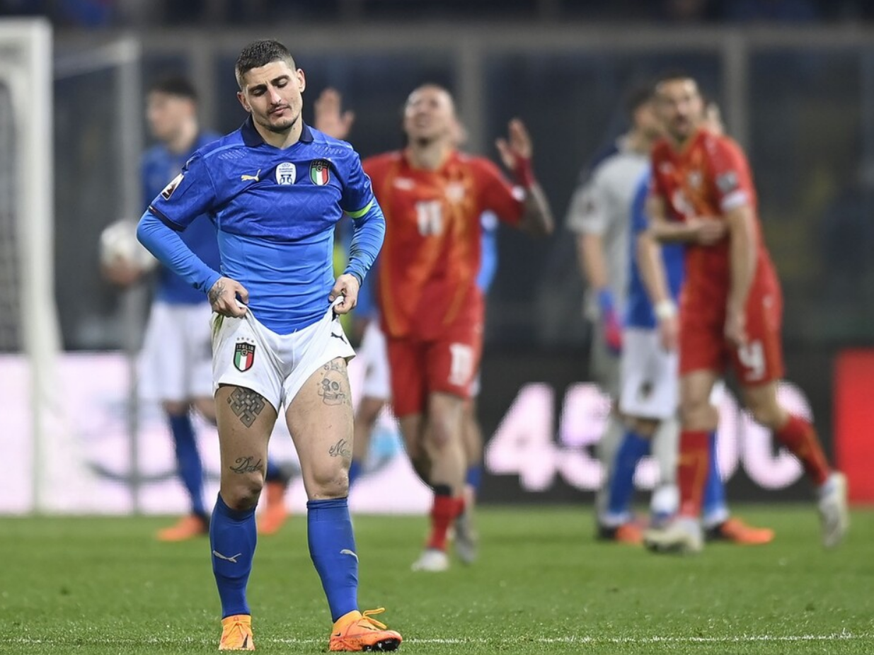 毁灭性打击！曼奇尼缔造队史耻辱纪录，球迷：意大利比国足更惨