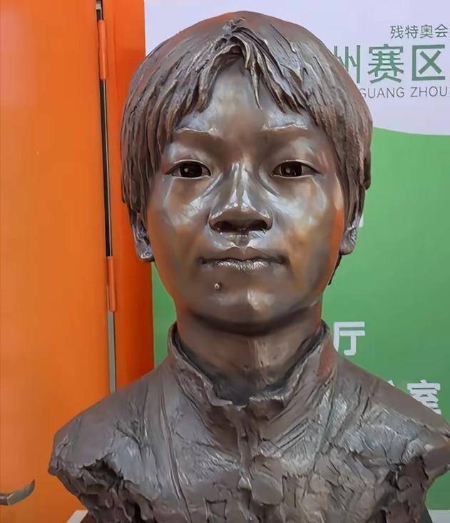 全红婵8万元雕像惹争议！经济学家建议拆除，陈芋汐的话终于有人信了