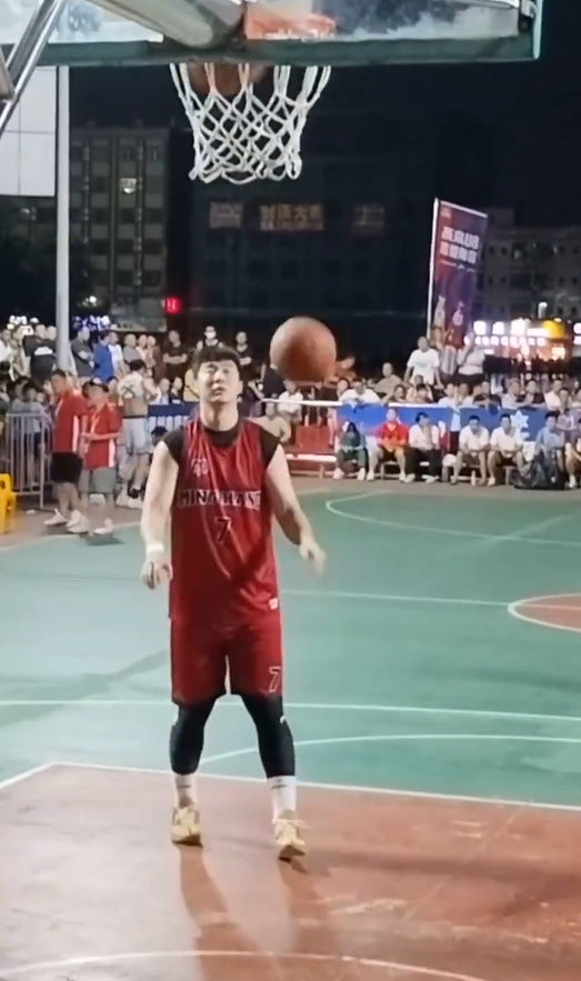 张明池“身材发福”现身野球场引热议 球迷吐槽姚明退役都没膨胀得那