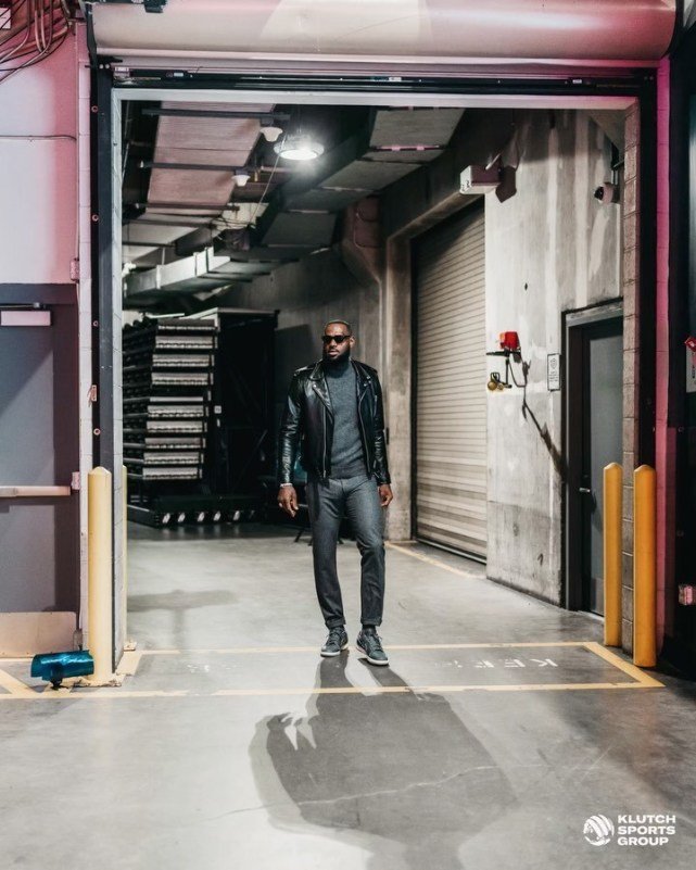 詹皇带伤出战轰27分11助攻 主动牺牲数据盘活全队进攻