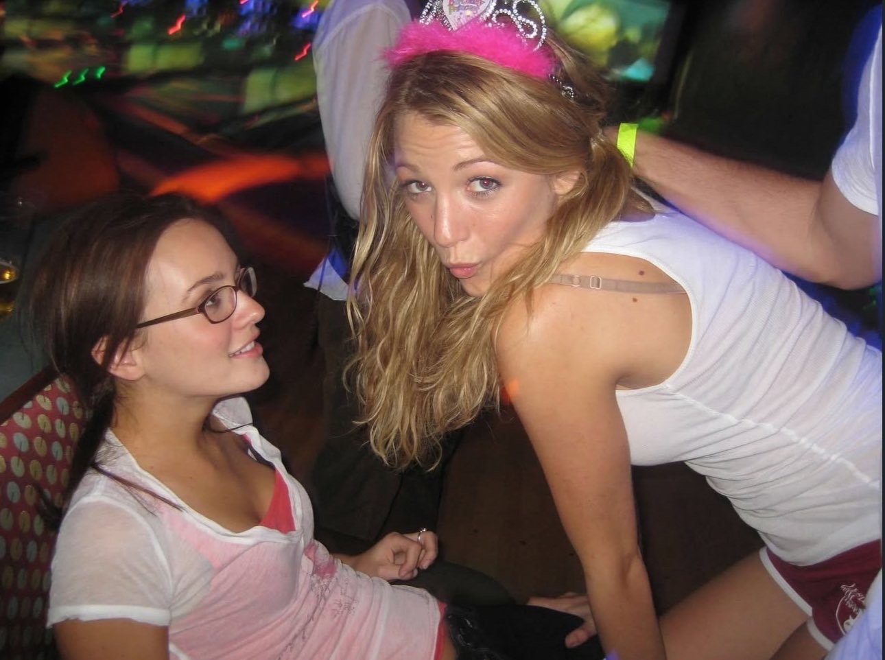 《绯闻女孩》开播18周年，布莱克·莱弗利分享片场照