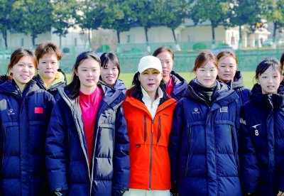 歌手田震邀请江苏女足队员听演唱会