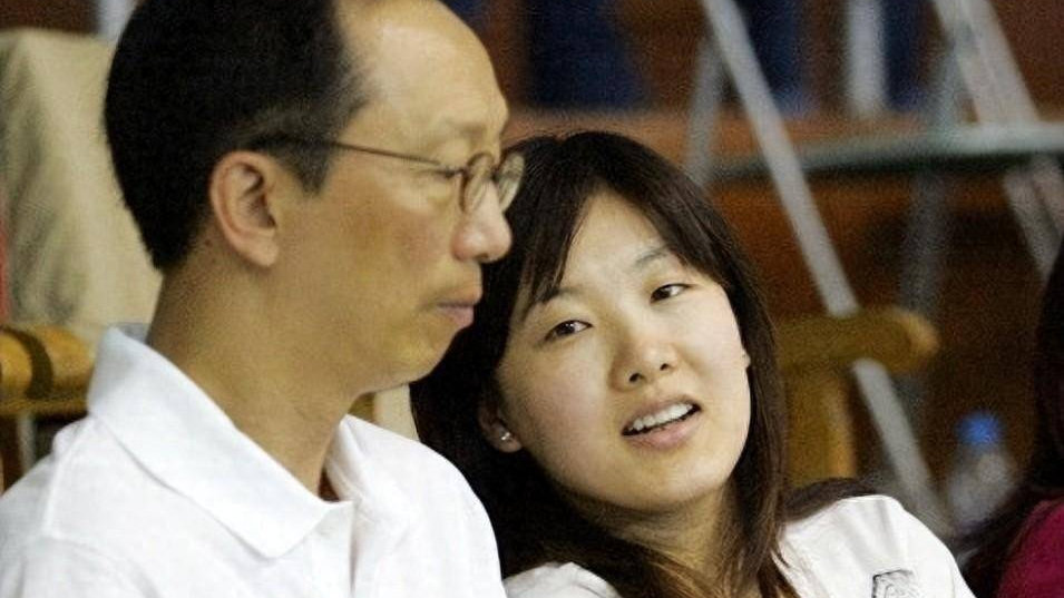 恩爱23年抵不过残酷现实！73岁梁锦松衰老，47岁伏明霞依然美艳如花