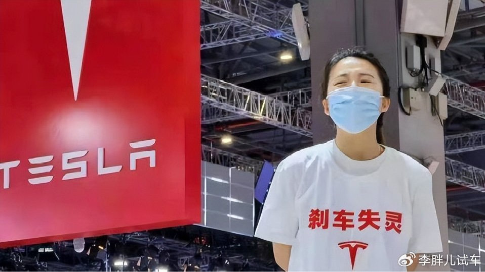车顶女司机、特斯拉各赢一局，但我们还是不知道，刹车有没有失灵
