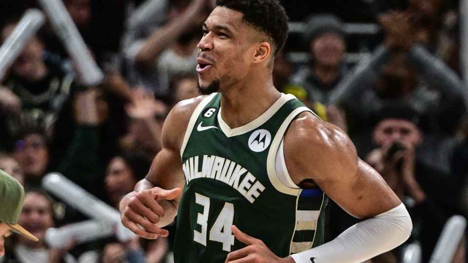 NBA字母哥攻防一体统治赛场内线用实力诠释现代篮球的极致力量