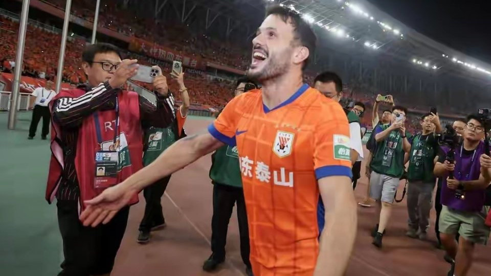 中超官方点名表扬泰山本土前锋，搭档卡扎刷数据，升到助攻榜第二位