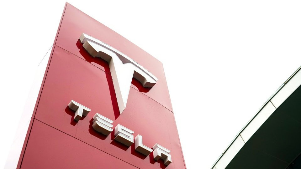 特斯拉落后实锤了？国产车几年前的功能，终于有了，还只有一款车