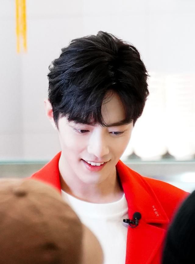 前后两次专访,肖战的笑容变多了