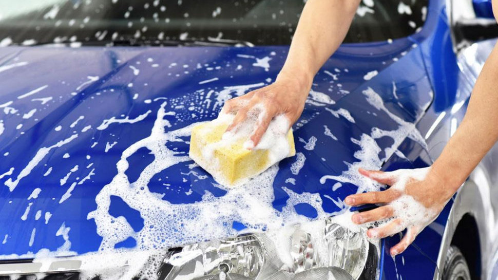 每天洗车和一个月洗一次，哪个更有利于保养？洗车工说出了实情！
