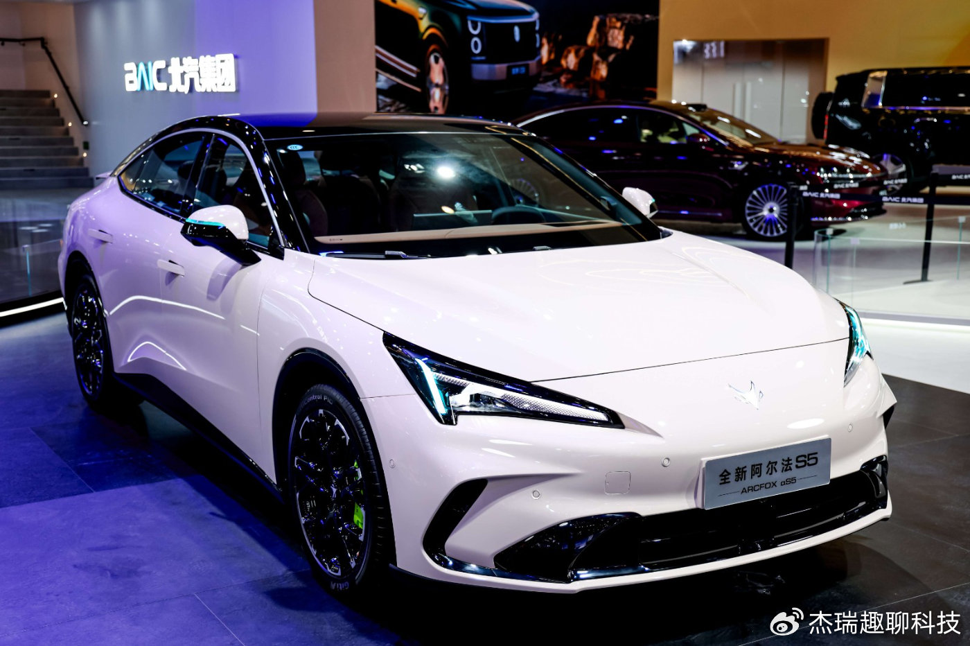 10-15万新能源轿跑怎么选？极狐阿尔法S5从智驾这个维度寻找答案