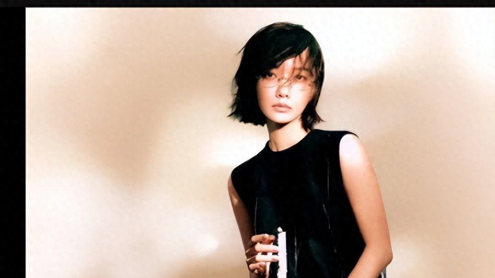 王珞丹写真大片，短发搭配西装，温文尔雅！