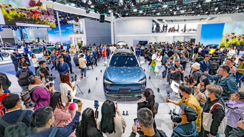 电动汽车的冰点之战：2023年末的新车盛宴，2024年的生死时刻