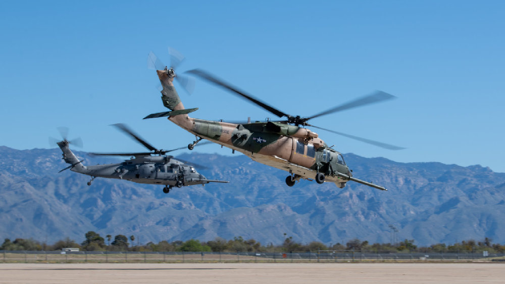 一架 HH-60W直升机和一架 HH-60G执行例行训练任务