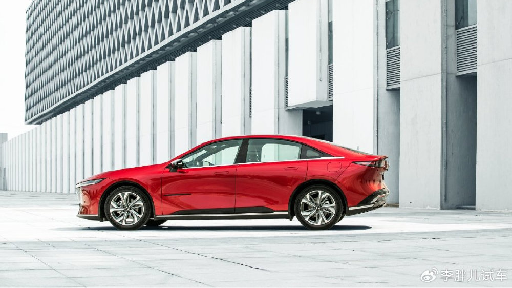 一点不装了！4.9米增程车9.98万起，纯电续航130公里，还是合资车