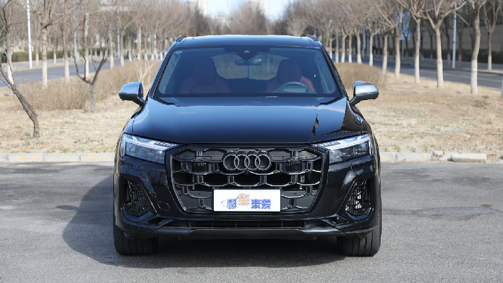 百万级高性能豪华SUV，搭载4.0T V8双涡轮，奥迪SQ7还有性价比？