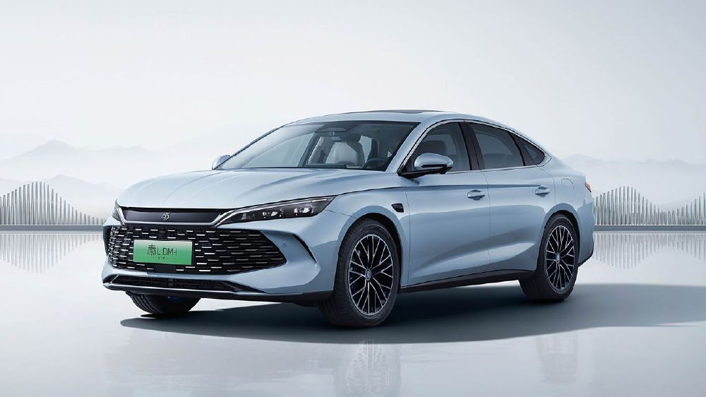 明年，一众增程车企和比亚迪，会给纯电车开大眼，这两招都损透了