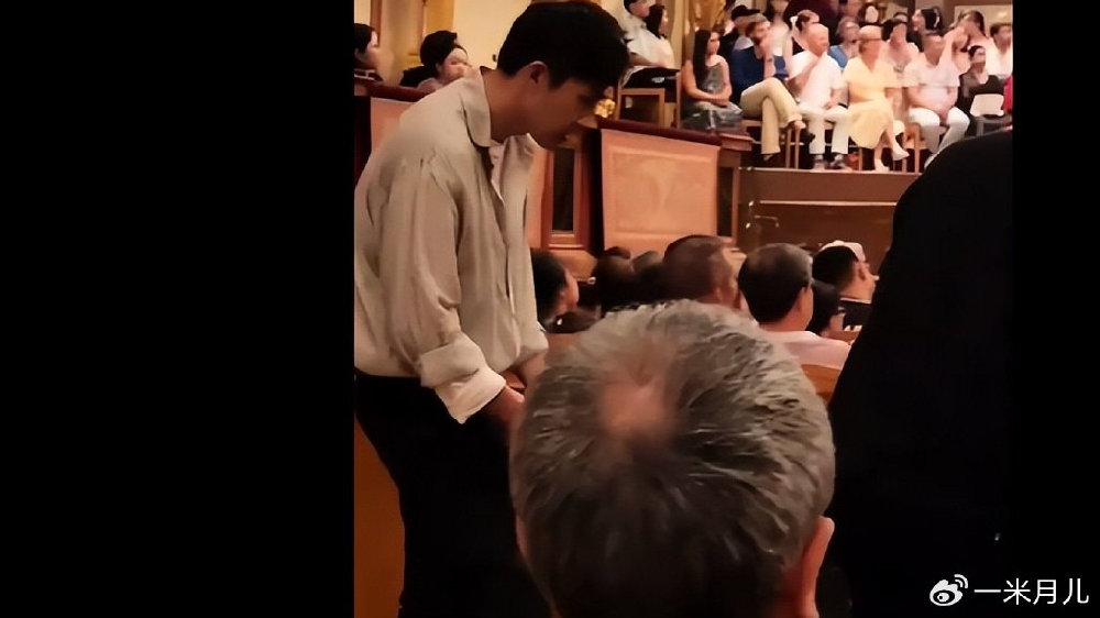 俞灏明王晓晨奥地利旅游，夫妻感情稳定，状态甜蜜！