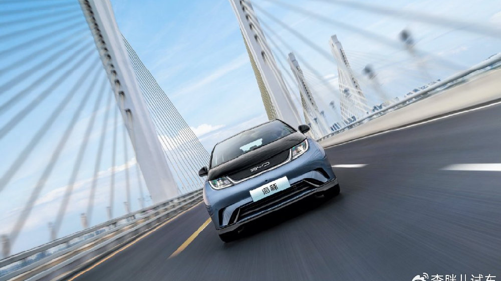 还买油车呢？人家都把“歧视”两个字，贴到停车场门口了