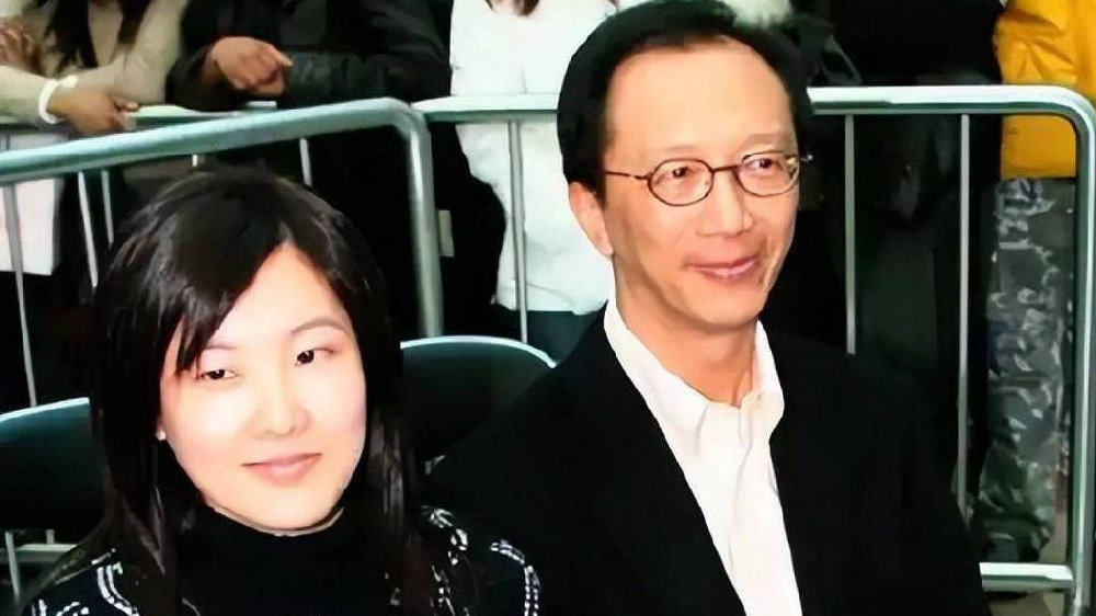 恩爱23年敌不过现实！73岁梁锦松衰老萎缩，47岁伏明霞依旧美丽如花