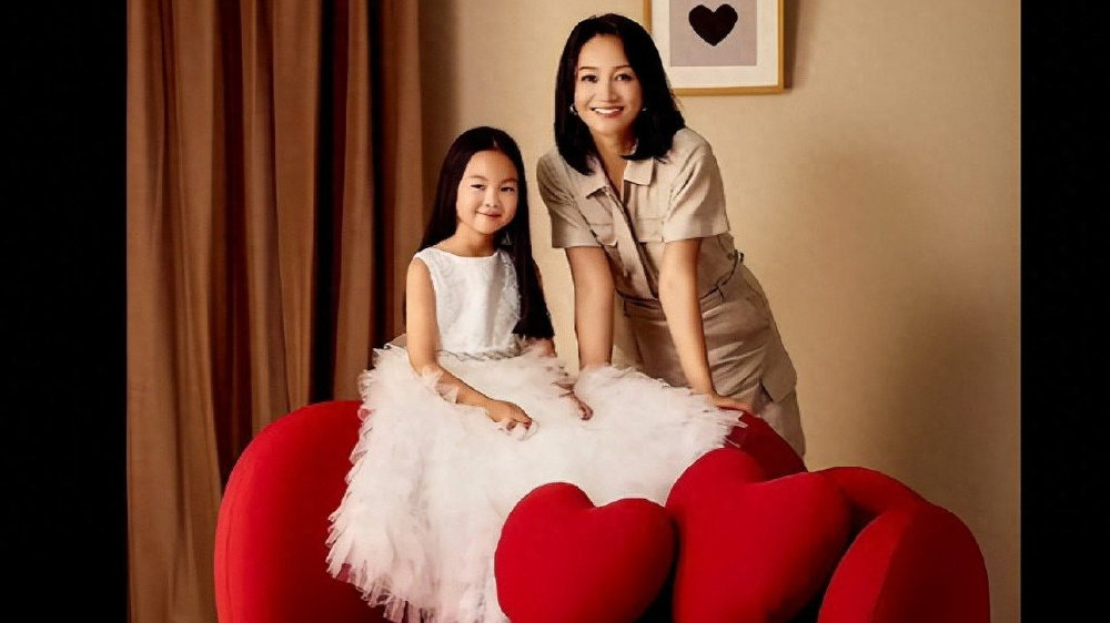 朱丹母女合照，女儿时尚感十足，越来越像周一围