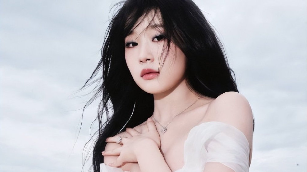 沈佳润回应是否有割双眼皮的想法：父母给的都是最好的